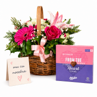 Цветна корпа и бонбониера „Нежно изненадување“